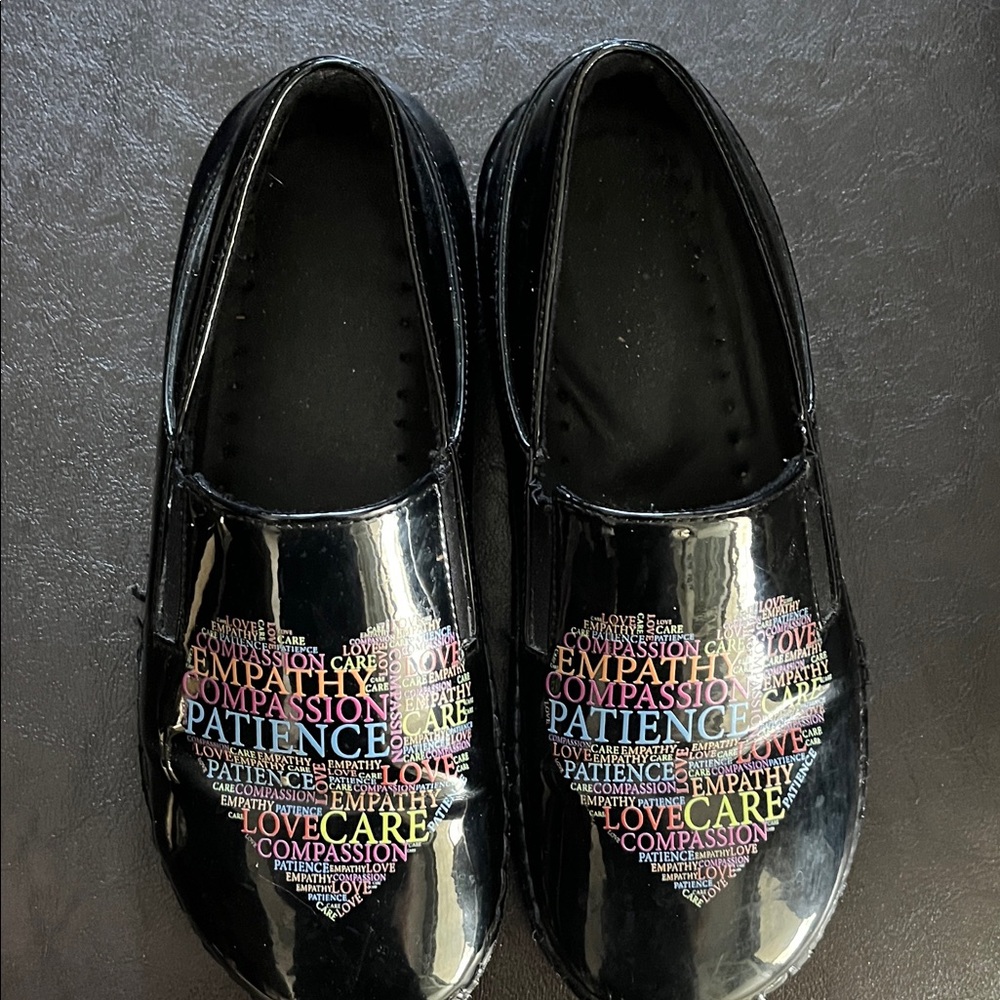 Women’s black with heart and sayings hospital shoe. Spring Step
